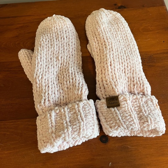 Roots Accessories - ROOTS soft pink Chenile Soft fleece lined mittens